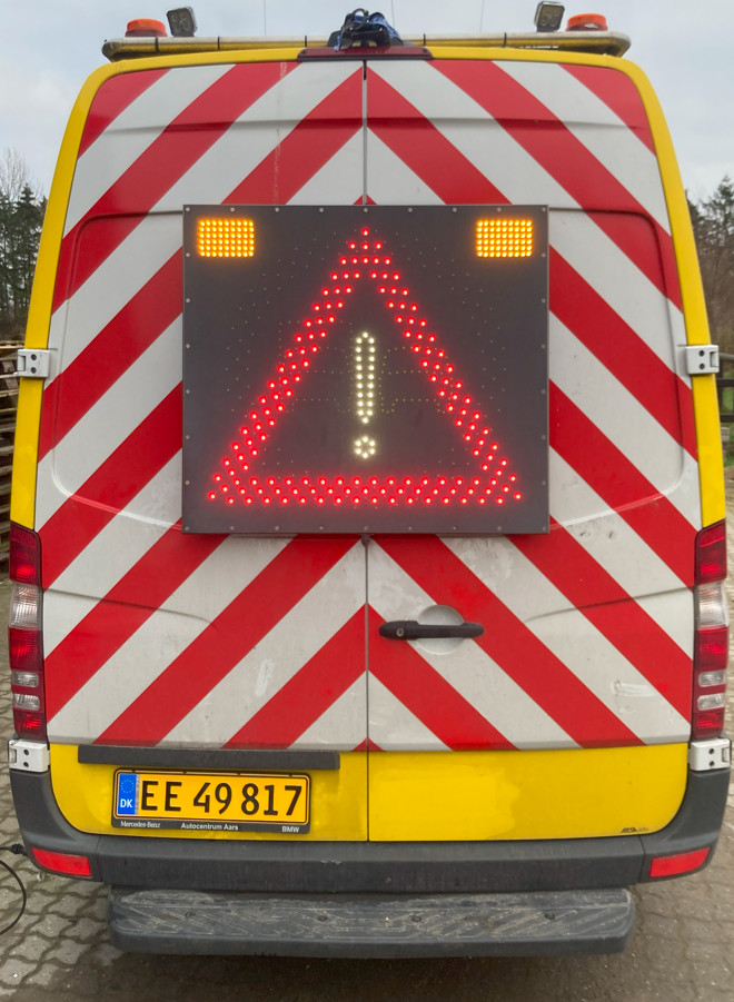 Efternøleren ApS' Mercedes Sprinter følgebil med STA skilt